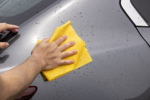 【画像】洗車の大きな「勘違い」！　水分は「拭く」ではなく「吸い取る」が正解だった 〜 画像8