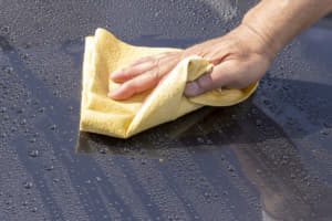 【画像】洗車の大きな「勘違い」！　水分は「拭く」ではなく「吸い取る」が正解だった 〜 画像17