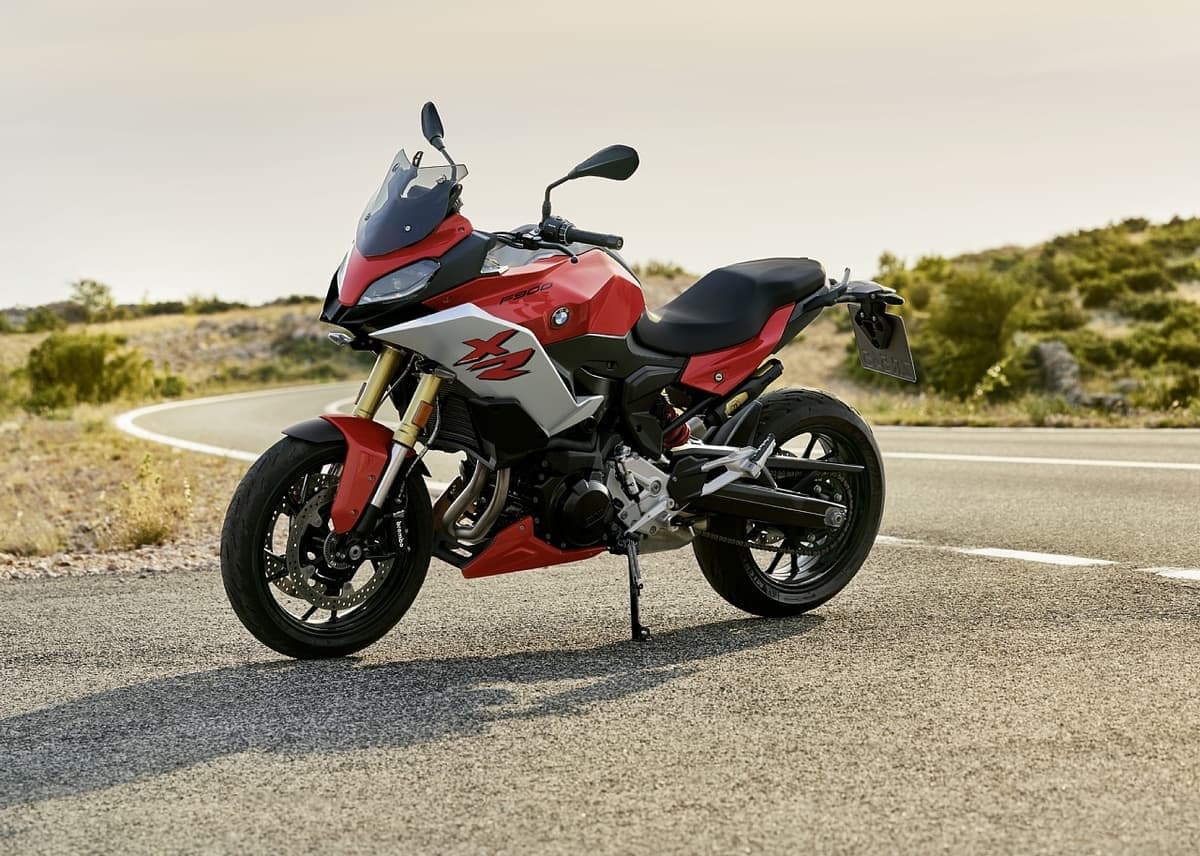 BMW、高い安全性と快適性を備えたオートバイ「F900R」と「F900XR」を日本導入