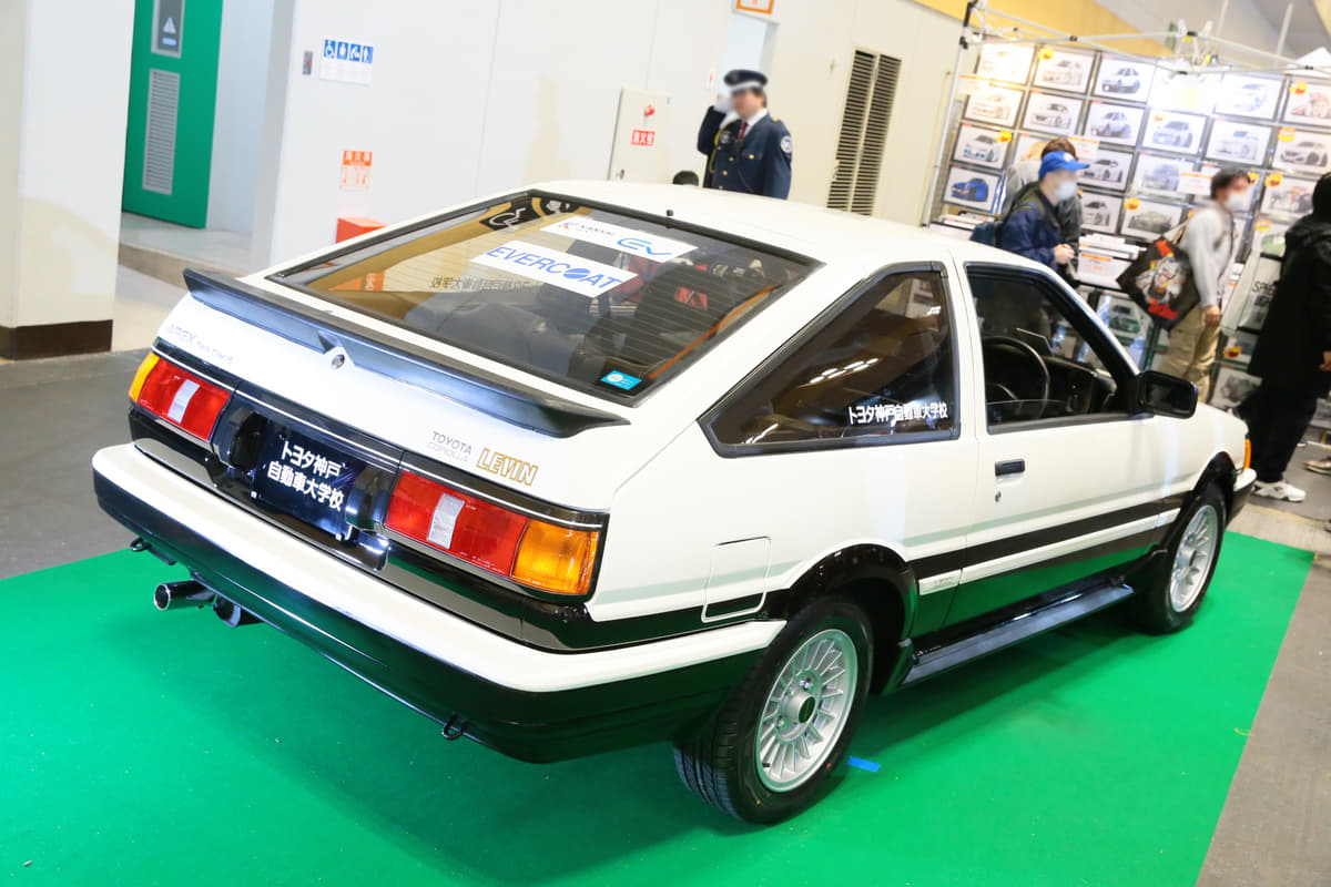 トヨタ神戸自動車大学校が大阪オートメッセ2020で展示したカローラレビン（AE86）