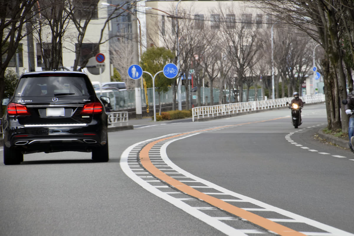 車線にも種類がある 実線 破線 に加えて 白 黄色 の意味とは Auto Messe Web カスタム アウトドア 福祉車両 モータースポーツなどのカーライフ情報が満載