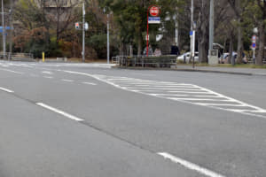 【画像】【意外と知らない交通ルール】道路のセンターライン「白色の実線と破線、黄色の実線はどう違う？」 〜 画像13
