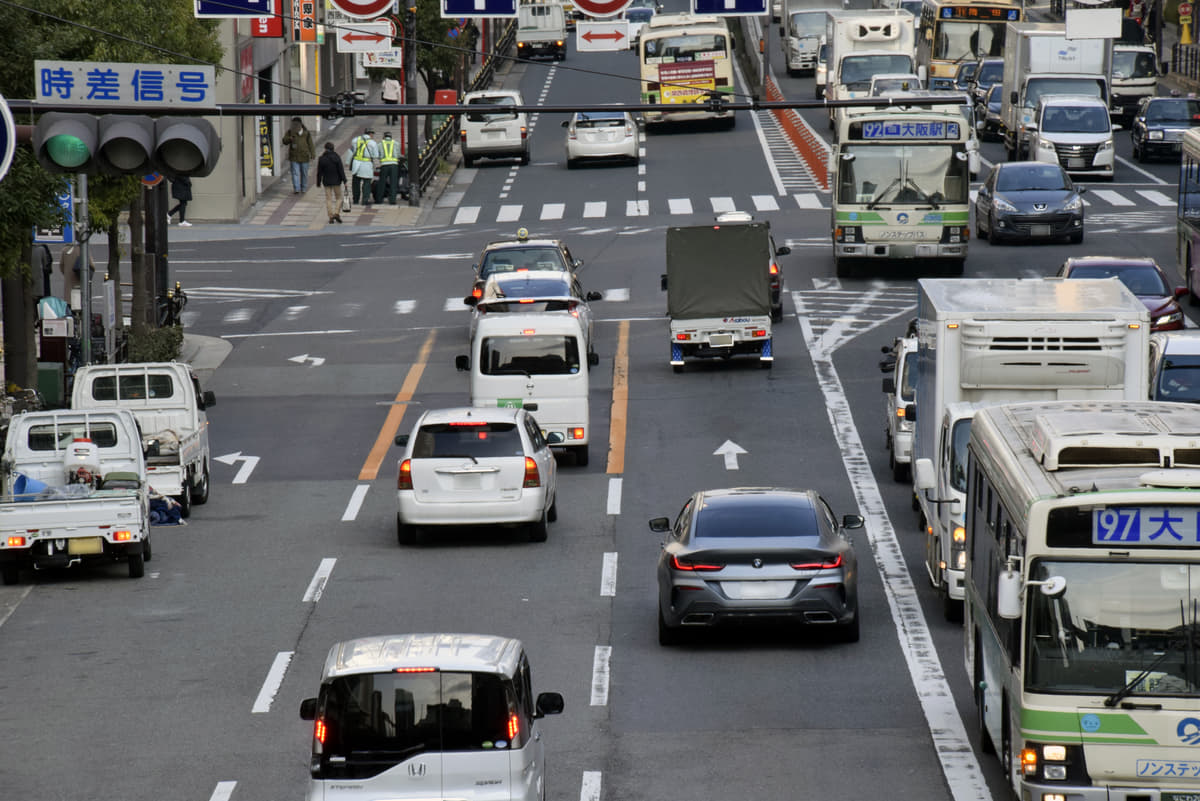 車線にも種類がある 実線 破線 に加えて 白 黄色 の意味とは Auto Messe Web カスタム アウトドア 福祉車両 モータースポーツなどのカーライフ情報が満載