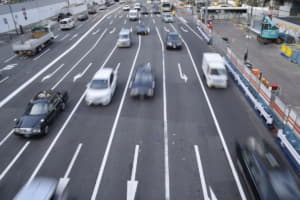 【画像】【意外と知らない交通ルール】道路のセンターライン「白色の実線と破線、黄色の実線はどう違う？」 〜 画像7