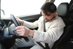 「ドライバーが運転中に意識不明なったらどうすべき？」  助手席からクルマを止める３つの対処法