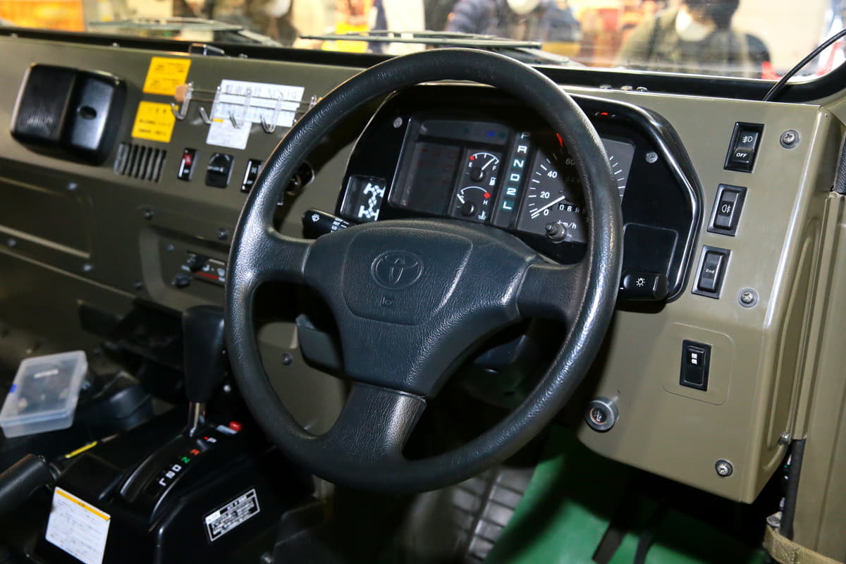 自衛隊員の移動に活躍！ トヨタのメガクルーザー・ベースの「高機動車」は市販モデルとどう違う？ AUTO MESSE WEB（オートメッセウェブ） ～カスタム・アウトドア・福祉車両・モーター