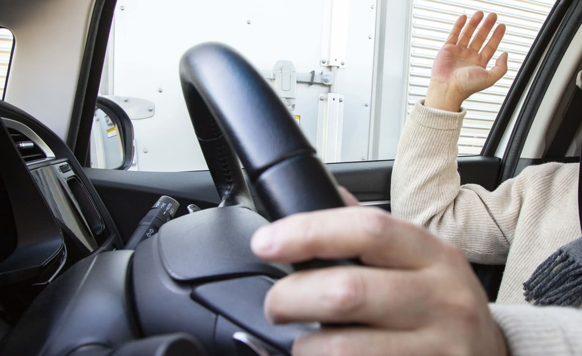 トラブルを招く 音の暴力 アナタもやってるクラクションの誤った使い方 画像6 Auto Messe Web カスタム アウトドア 福祉車両 モータースポーツなどのカーライフ情報が満載 トラブルを招く 音の暴力 アナタもやってるクラクションの誤った使い方 画像6 Auto Messe Web カスタム アウトドア 福祉車両 モータースポーツなどのカーライフ情報が満載