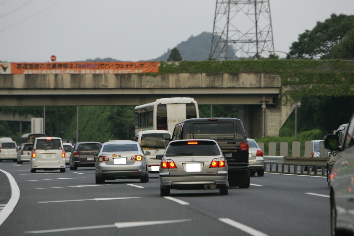 日本の高速道路での合流シーン