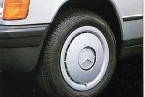 【画像】1970〜1990年代で見るメルセデス・ベンツの疑問「なぜシートは硬くてハンドルが大きい？」 〜 画像25