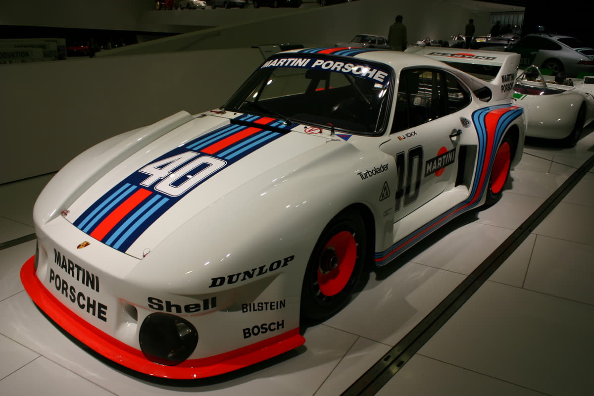 70年代に一世を風靡するスーパーシルエットと呼ばれたレースマシンは、グループ5という車輛規定から生まれ、ポルシェ935、BMW3.5CSLなど名車が送り出される
