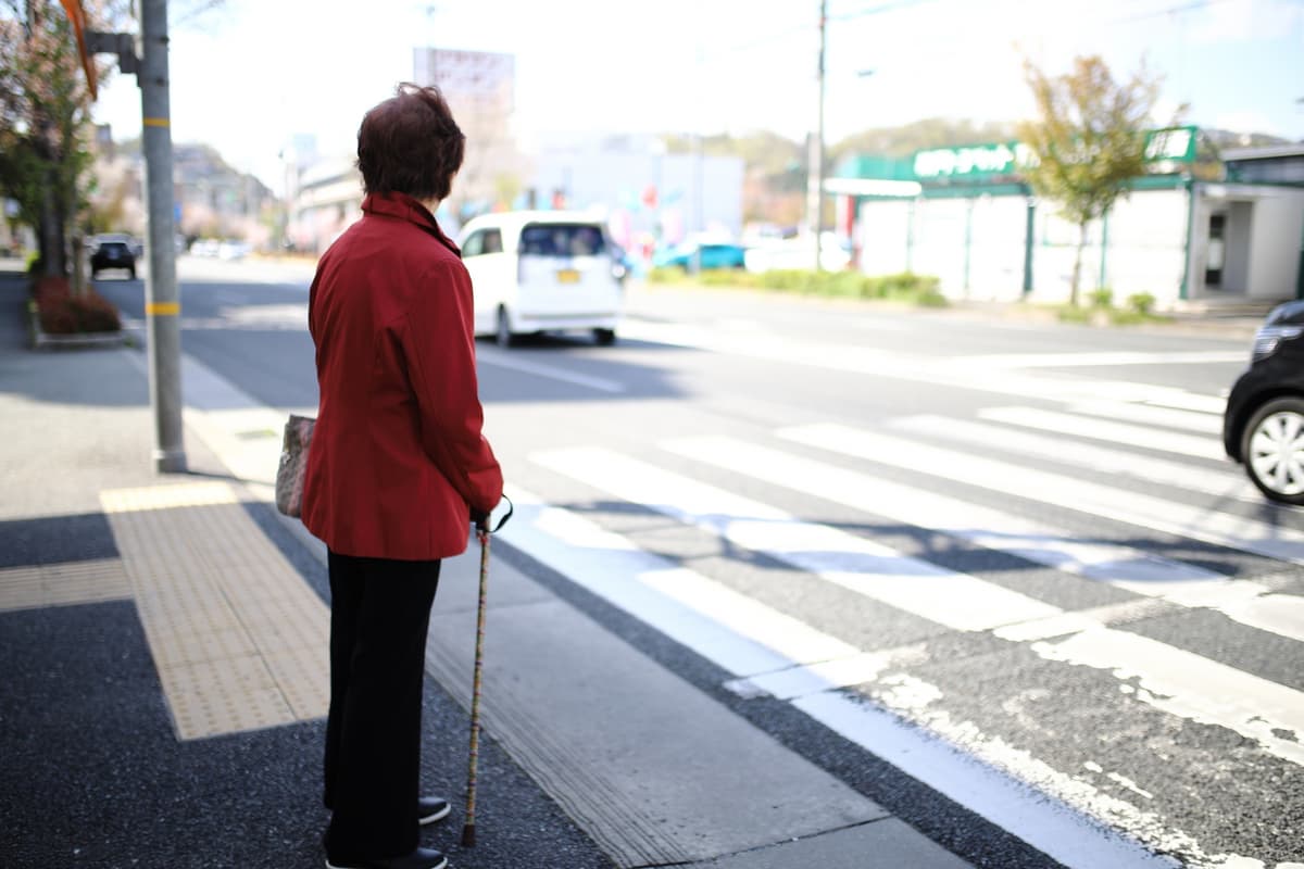 信号機のない横断歩道は歩行者優先なのに違反するドライバーが多い