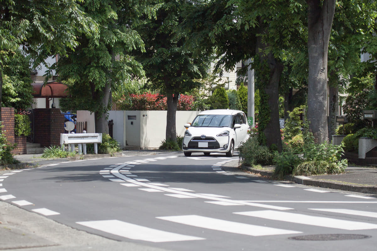 信号機のない横断歩道は歩行者優先なのに違反するドライバーが多い