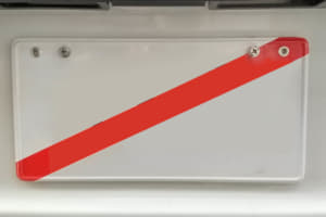 どんな時に使う 赤い斜線が入ったナンバープレート 仮ナンバー の目的と注意点 Auto Messe Web カスタム アウトドア 福祉車両 モータースポーツなどのカーライフ情報が満載