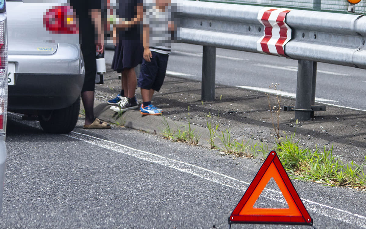 高速道路上でクルマが動かなくなった 命を守るための行動と非常信号用具の使い方 Auto Messe Web カスタム アウトドア 福祉車両 モータースポーツなどのカーライフ情報が満載