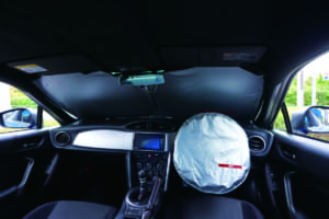 SUBARU全車対応「STI サンシェード」発売、ズレにくく折りたたみやすいスグレモノ