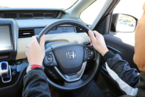 ハンドルの位置はどこが適正 チルトステアリング調整 を活用したいワケ Auto Messe Web カスタム アウトドア 福祉車両 モータースポーツなどのカーライフ情報が満載