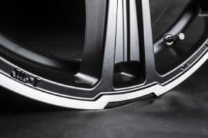 【画像】トヨタ・ハイエースの足元を硬派に飾る専用ホイール　MID「ガルシアSSリボルバー」 〜 画像3