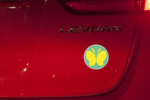 認知度が低いクルマの 蝶の標識 大切なその意味とは Auto Messe Web カスタム アウトドア 福祉車両 モータースポーツなどのカーライフ情報が満載