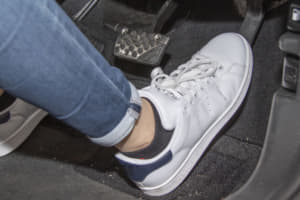 サンダルやヒールはわかるけど着物もダメ クルマの運転で違反になる衣服 Auto Messe Web カスタム アウトドア 福祉車両 モータースポーツなどのカーライフ情報が満載