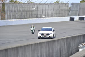 クルマとバイクはどっちが速い レーシングドライバーの出した答えとは Auto Messe Web カスタム アウトドア 福祉車両 モータースポーツなどのカーライフ情報が満載