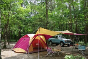 テントとタープを連結させるならどっちが先 にわか脱出の手順とは Auto Messe Web カスタム アウトドア 福祉車両 モータースポーツなどのカーライフ情報が満載 テントとタープを連結させるならどっちが先 にわか脱出の手順とは Auto Messe Web カスタム アウトドア 福祉車両 モータースポーツなどのカーライフ情報が満載