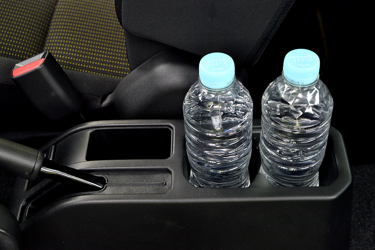 JB64ジムニーとJB74シエラにはダッシュボードにドリンクホルダーがない。その対策方法を紹介