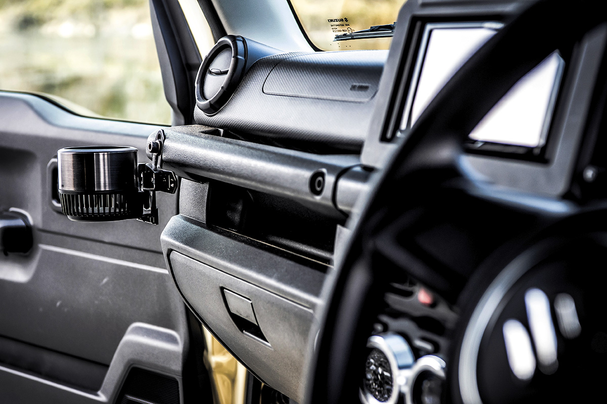 JB64ジムニーとJB74シエラにはダッシュボードにドリンクホルダーがない。その対策方法を紹介