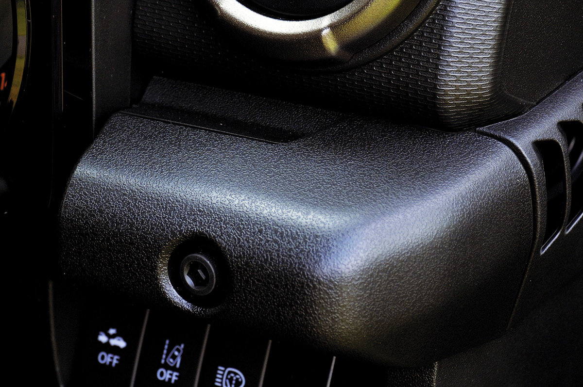 JB64ジムニーとJB74シエラにはダッシュボードにドリンクホルダーがない。その対策方法を紹介