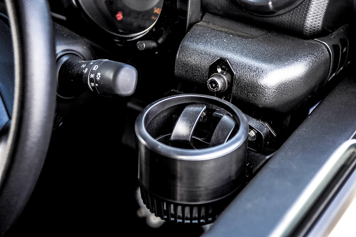 JB64ジムニーとJB74シエラにはダッシュボードにドリンクホルダーがない。その対策方法を紹介