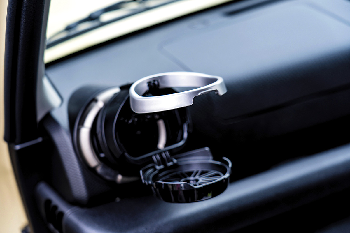 JB64ジムニーとJB74シエラにはダッシュボードにドリンクホルダーがない。その対策方法を紹介