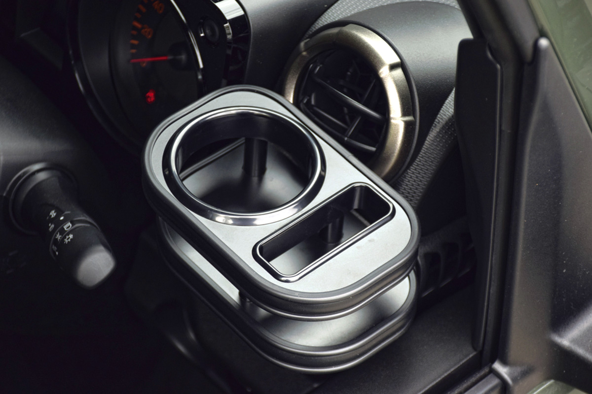 JB64ジムニーとJB74シエラにはダッシュボードにドリンクホルダーがない。その対策方法を紹介