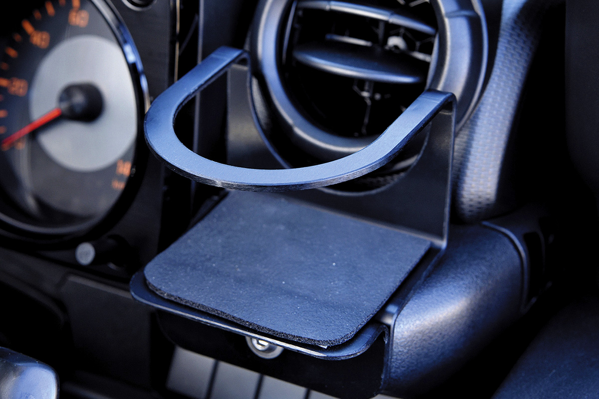 JB64ジムニーとJB74シエラにはダッシュボードにドリンクホルダーがない。その対策方法を紹介