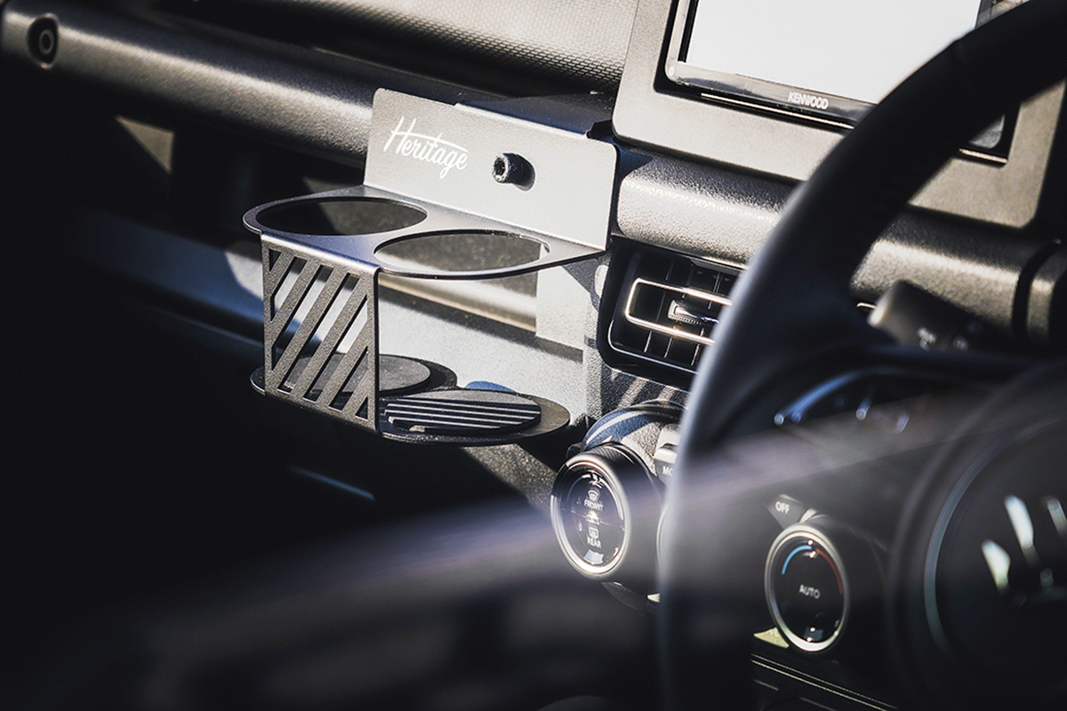 JB64ジムニーとJB74シエラにはダッシュボードにドリンクホルダーがない。その対策方法を紹介