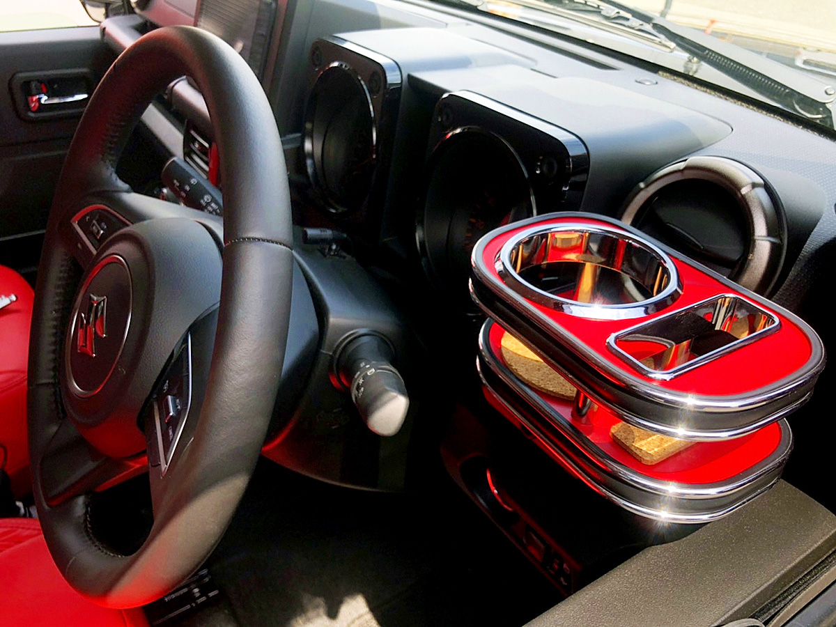 JB64ジムニーとJB74シエラにはダッシュボードにドリンクホルダーがない。その対策方法を紹介