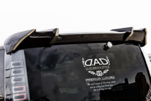 【画像】「D.A.D」「DUB」「ツイン日の丸」！　カスタムカーの窓に見かけるステッカーは一体何もの？ 〜 画像1