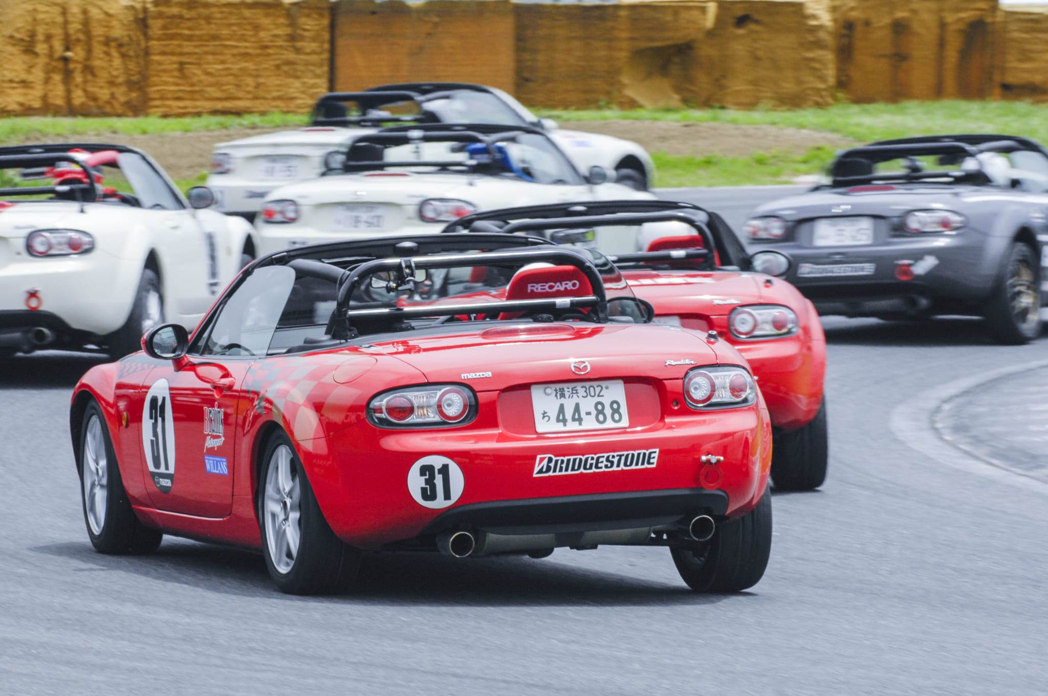 モータースポーツを始めるならレーシングカートかハコ車か