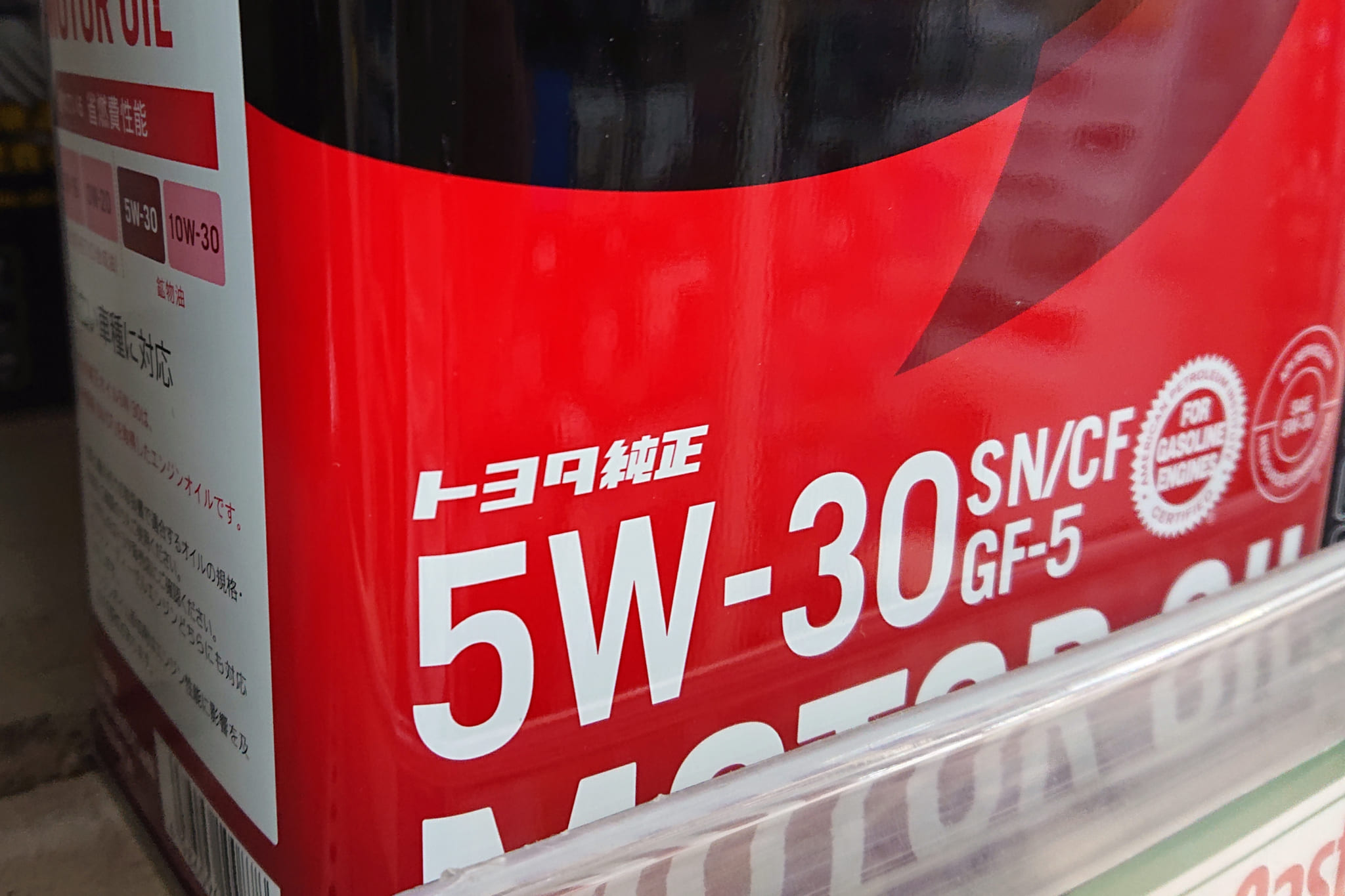 クルマのオイルは「メーカー純正」か「社外品」のどちらが良い？