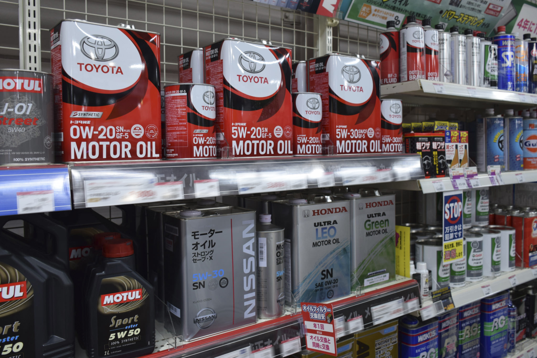 クルマのオイルは「メーカー純正」か「社外品」のどちらが良い？