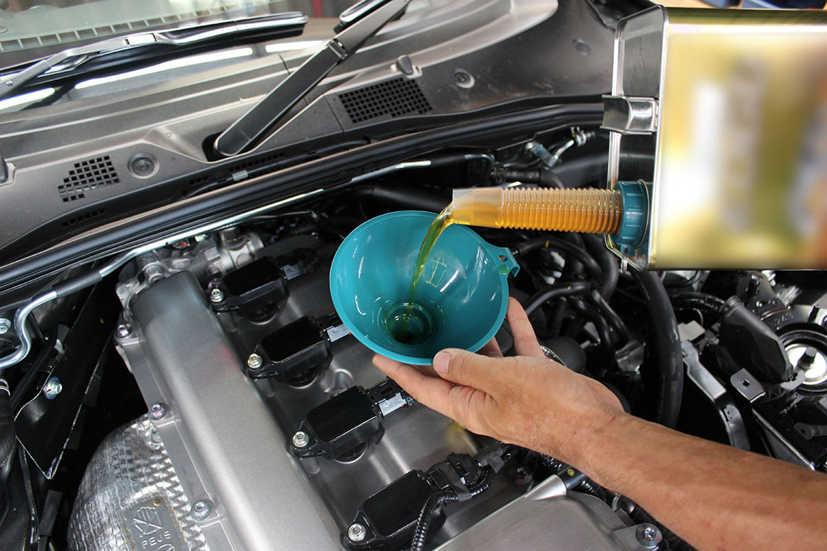 クルマのオイルは「メーカー純正」か「社外品」のどちらが良い？