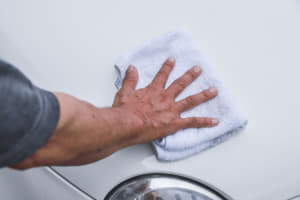 【画像】旧車には洗車すらダメージ！　サビを防ぐべく拭き上げ後に必須の「ひと手間」とは 〜 画像13