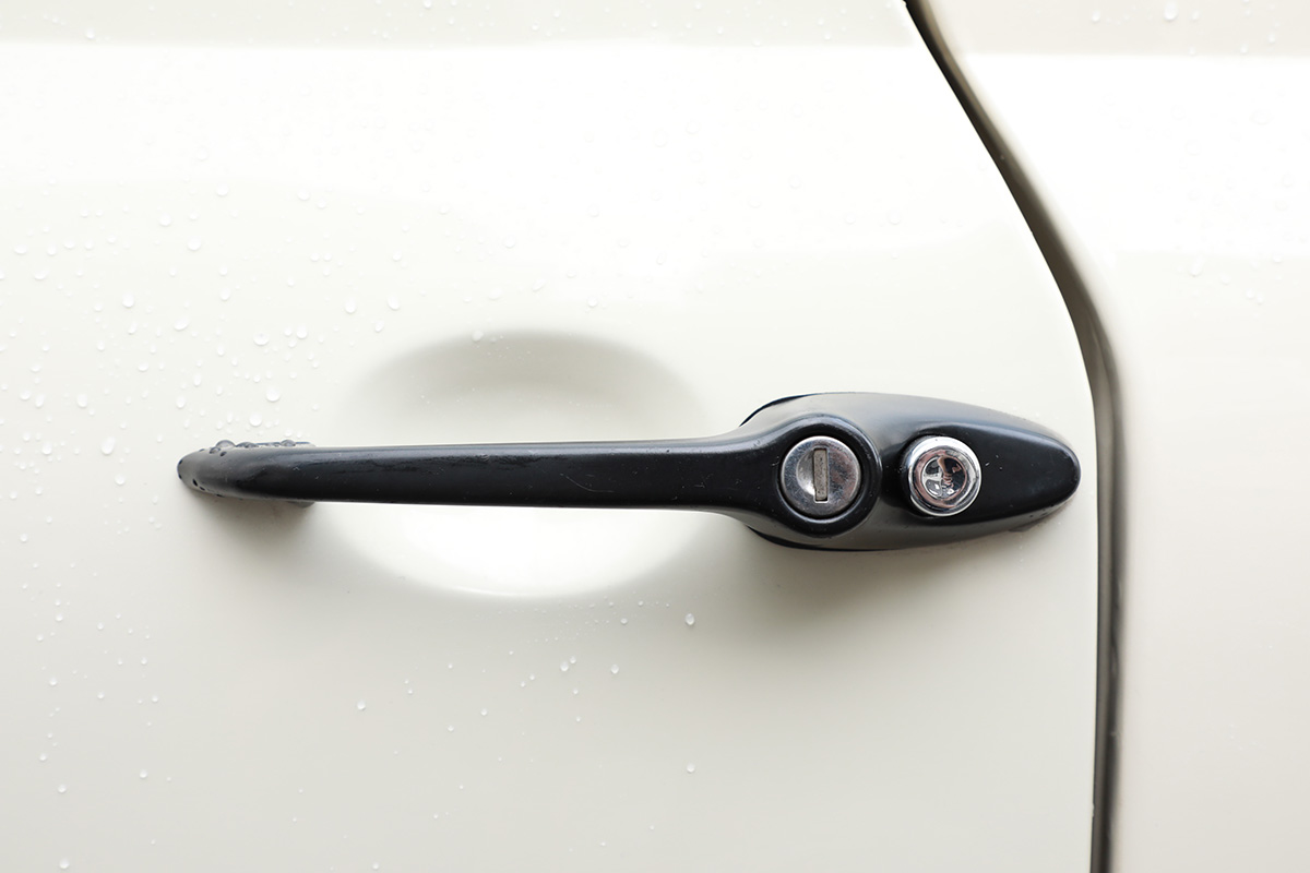 キーシリンダーを新調したローバーミニのドアノブ