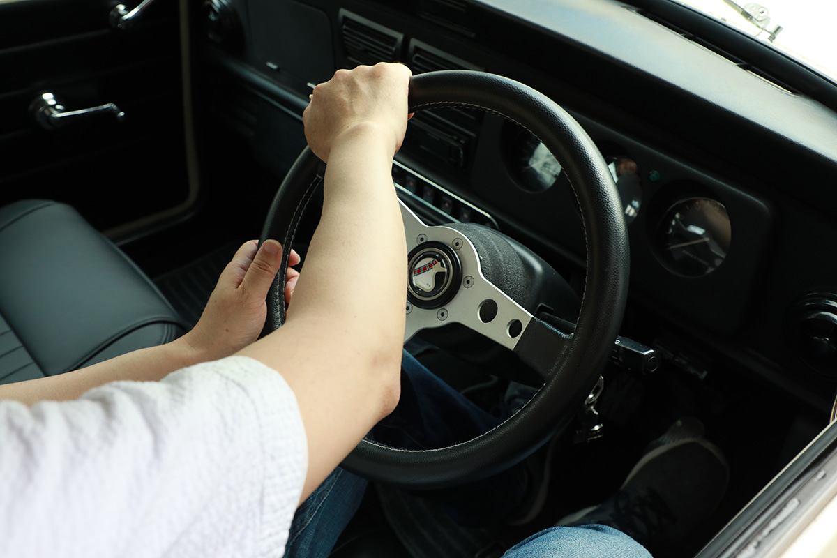 据え切りが難しいパワステが付いていない旧車のステアリング