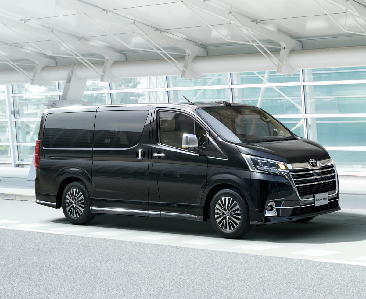 国内随一の巨大ミニバン「トヨタ・グランエース」のカスタムが凄すぎる