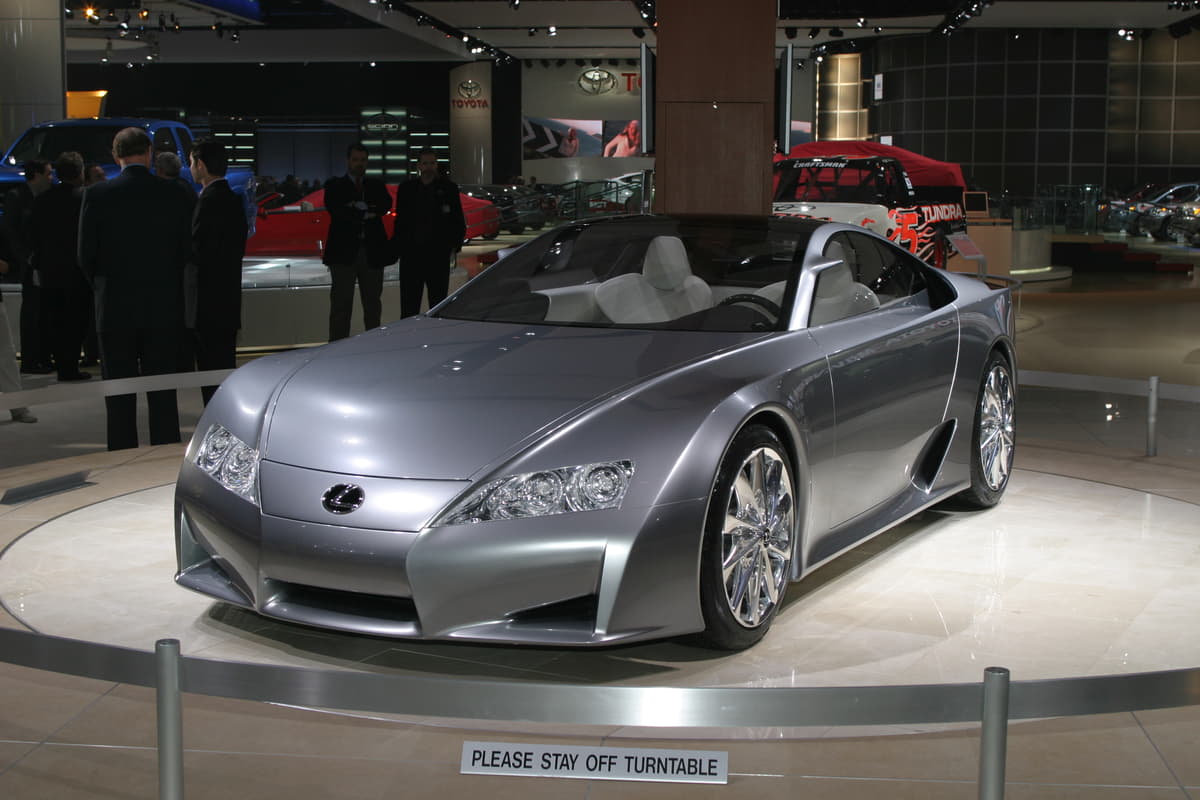 レクサスのFは高性能スポーツモデル、5リットルV型8気筒エンジン、Fスポーツは足廻りなどスポーツ走行に特化したラグジュラリーカー