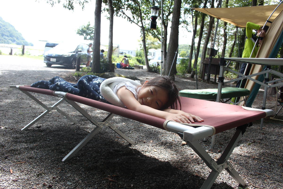 キャンプが日本で多く行われる季節は夏でもっとも暑い気候だから涼しく寝るテクニックが必要