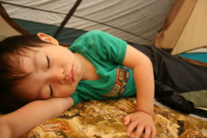 暑さこそ敵！　真夏のキャンプで覚えておくべき「快眠テクニック」５つ