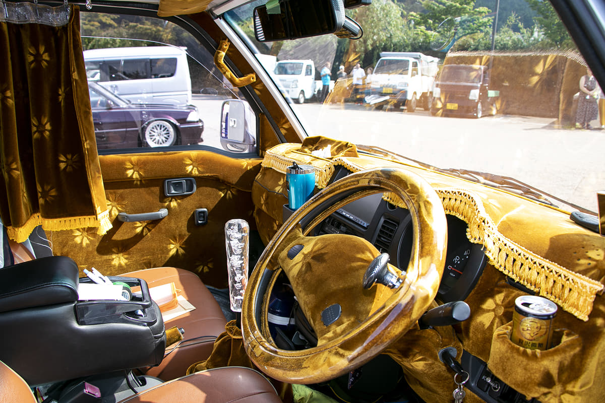 つり革 チンチラ 水中花 一般人には意味不明でも 旧車乗り には大切な 盛り上げ アイテム７つ Auto Messe Web オートメッセウェブ カスタム アウトドア 福祉車両 モータースポーツなどのカーライフ情報が満載