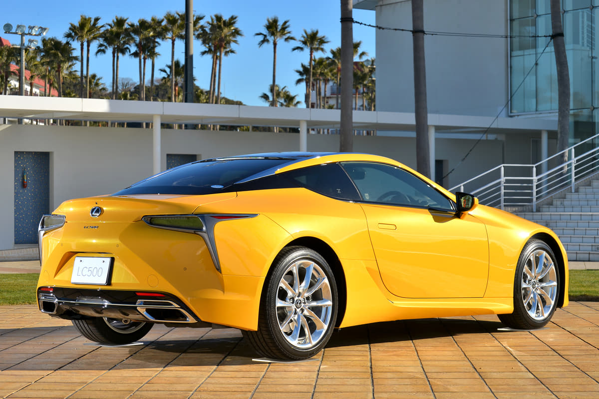 レクサスのFは高性能スポーツモデル、5リットルV型8気筒エンジン、Fスポーツは足廻りなどスポーツ走行に特化したラグジュラリーカー