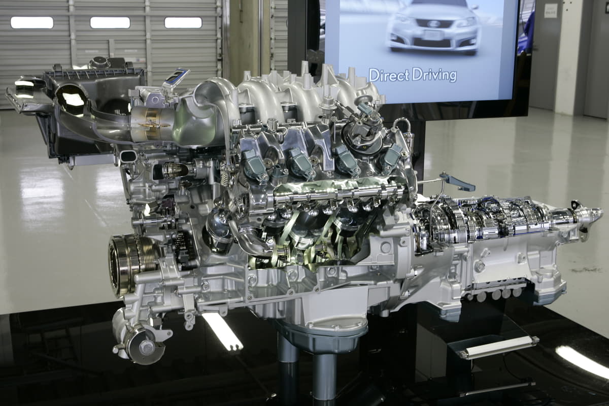 レクサスのFは高性能スポーツモデル、5リットルV型8気筒エンジン、Fスポーツは足廻りなどスポーツ走行に特化したラグジュラリーカー