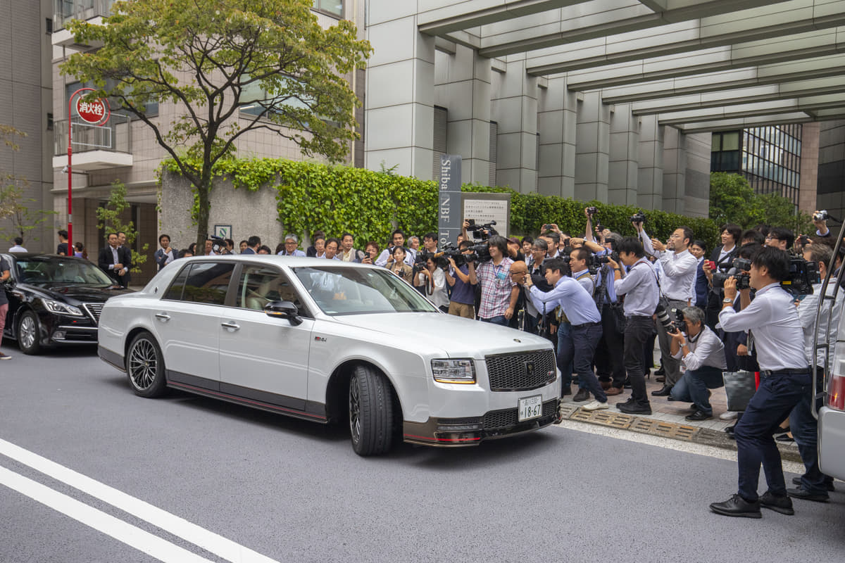 「要人御用達車両」トヨタ・センチュリーのカスタムが熱すぎる